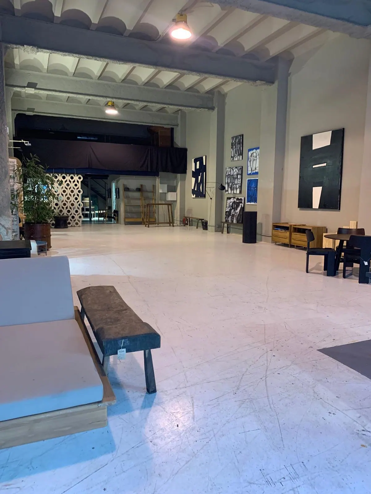 Interior de la nave RAW-DISTRICT en Cornellà