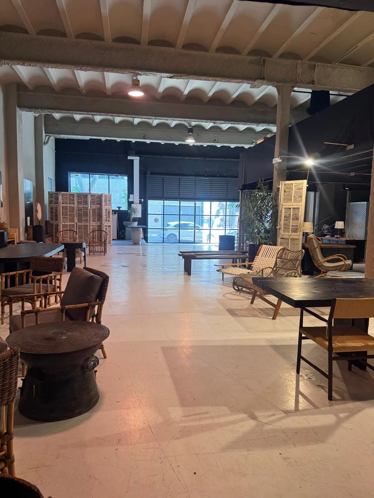 Interior de la nave RAW-DISTRICT en Cornellà