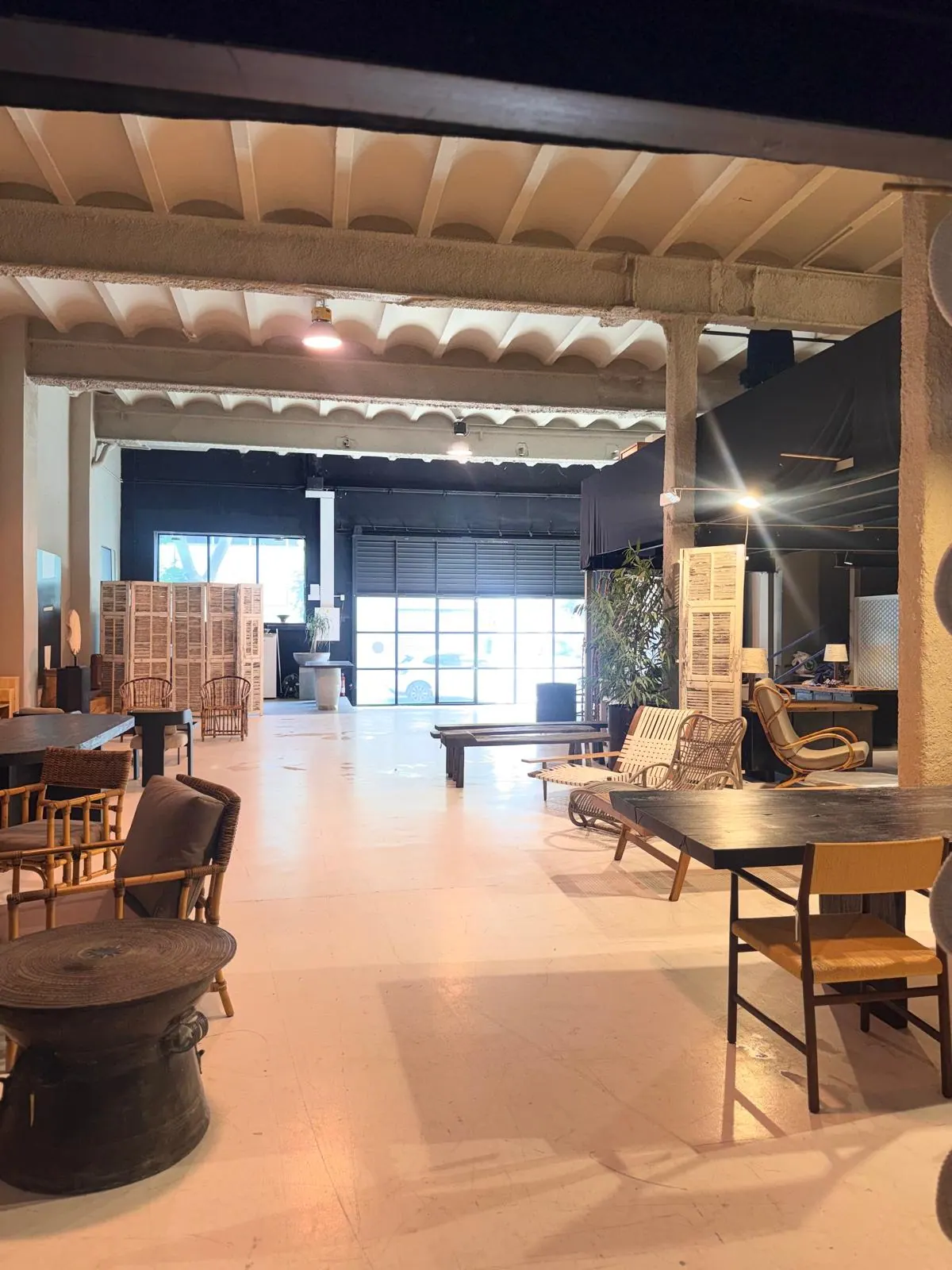 Interior de la nave RAW-DISTRICT en Cornellà