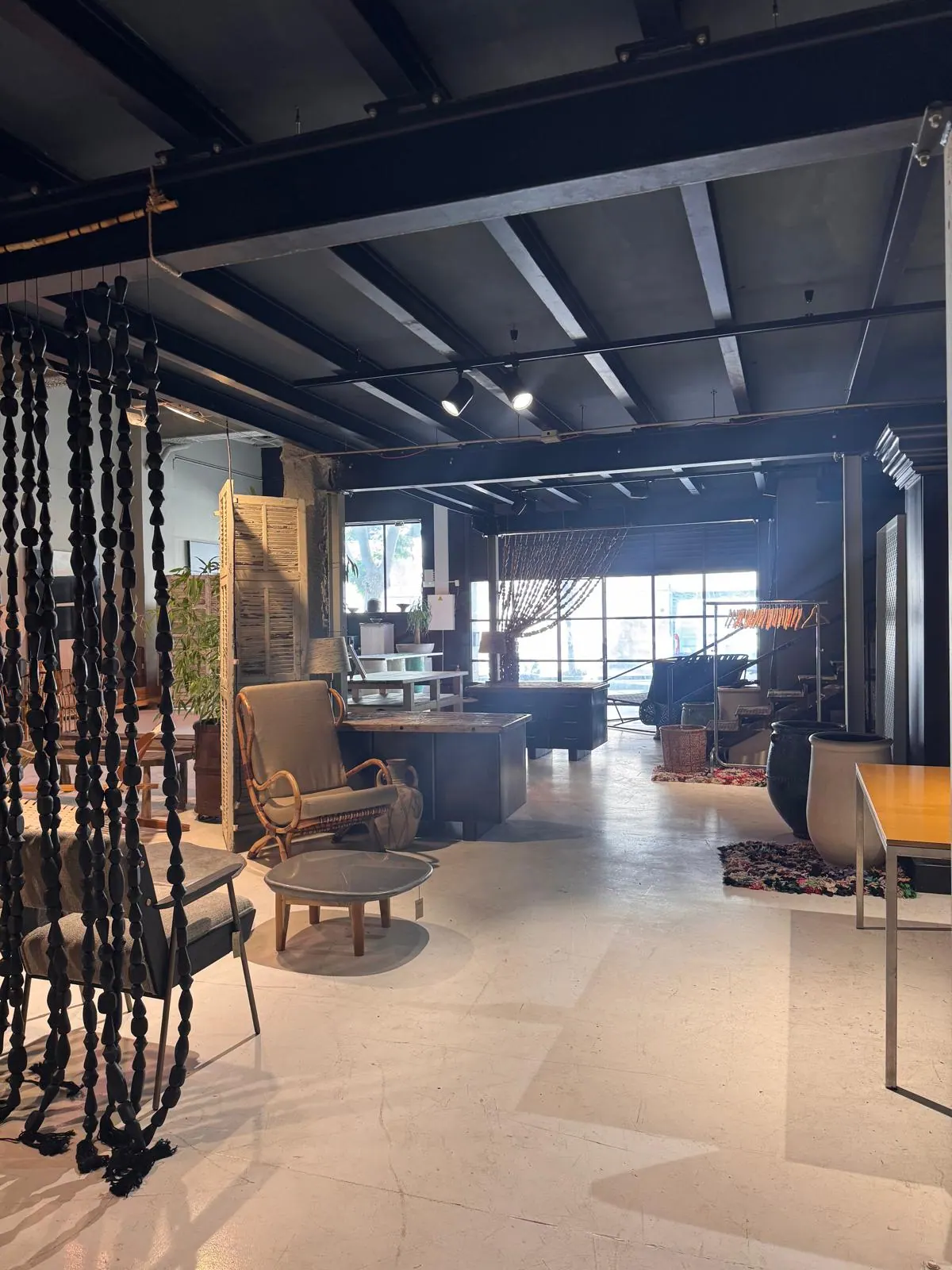Interior de la nave RAW-DISTRICT en Cornellà