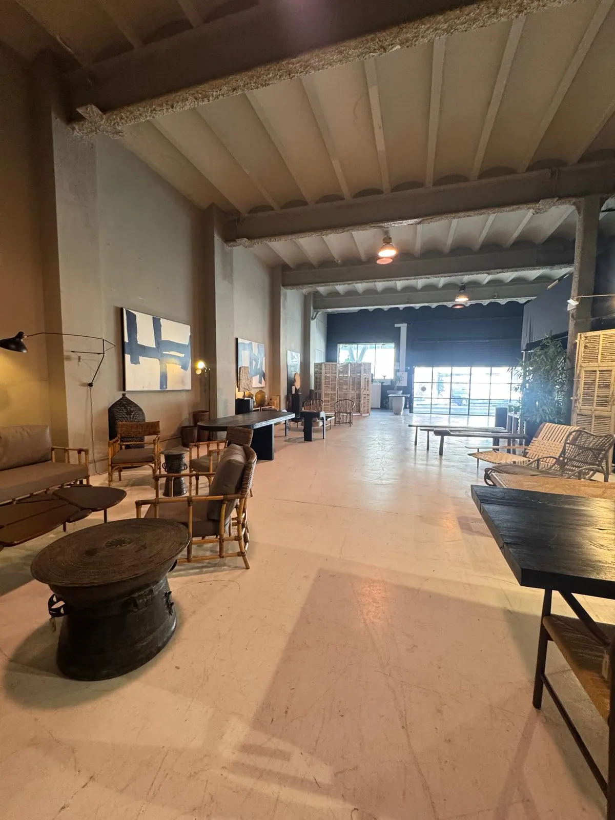 Interior de la nave RAW-DISTRICT en Cornellà