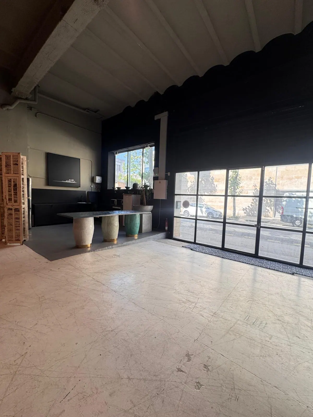 Interior de la nave RAW-DISTRICT en Cornellà
