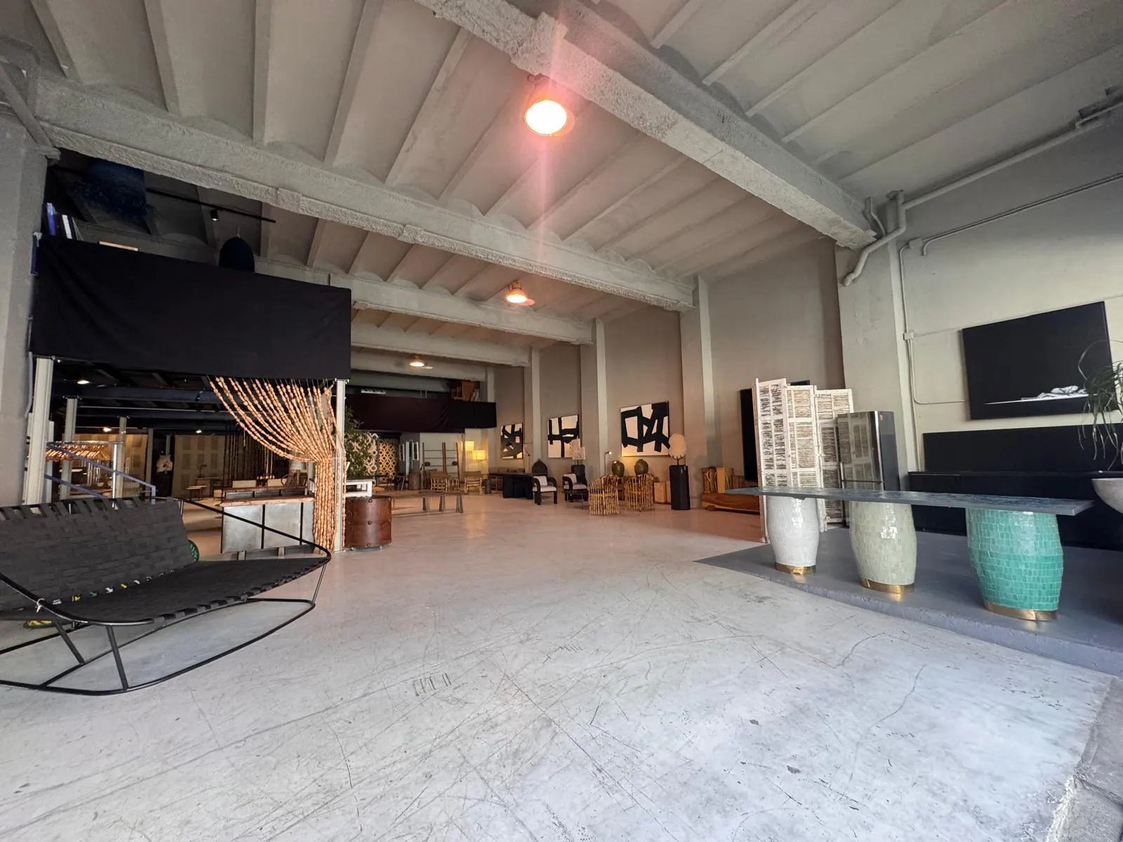 Interior de la nave RAW-DISTRICT en Cornellà