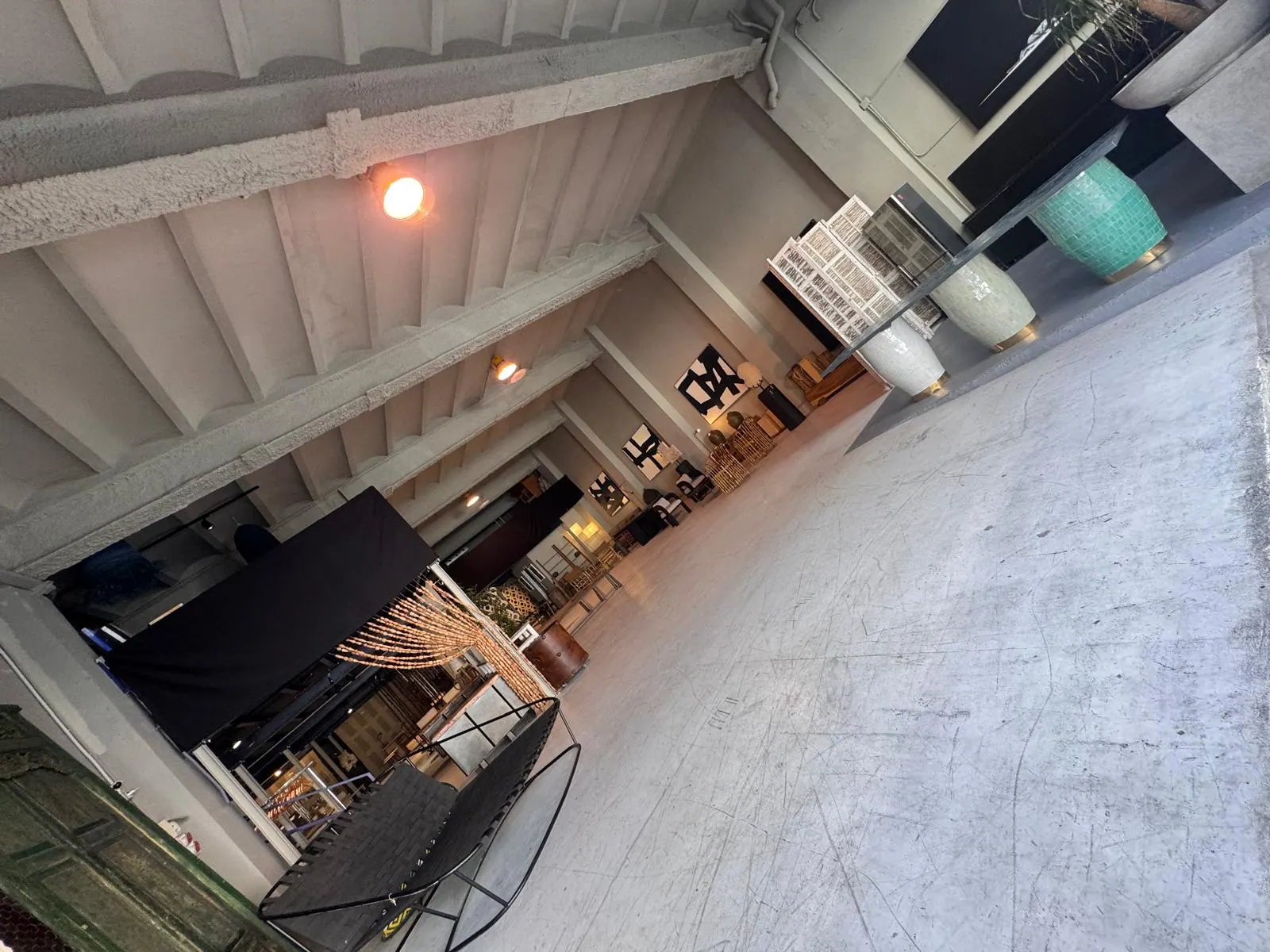 Interior de la nave RAW-DISTRICT en Cornellà
