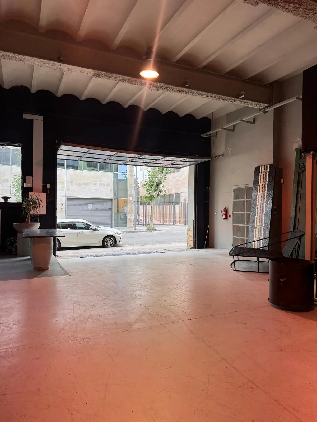 Interior de la nave RAW-DISTRICT en Cornellà