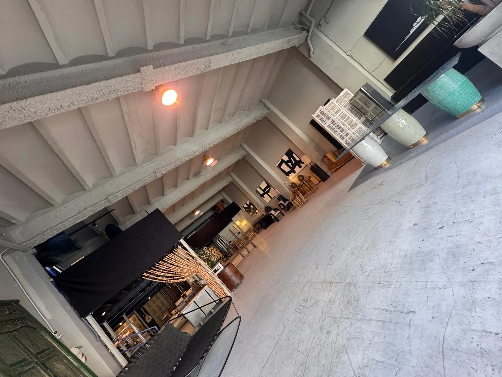 Interior de la nave RAW-DISTRICT en Cornellà