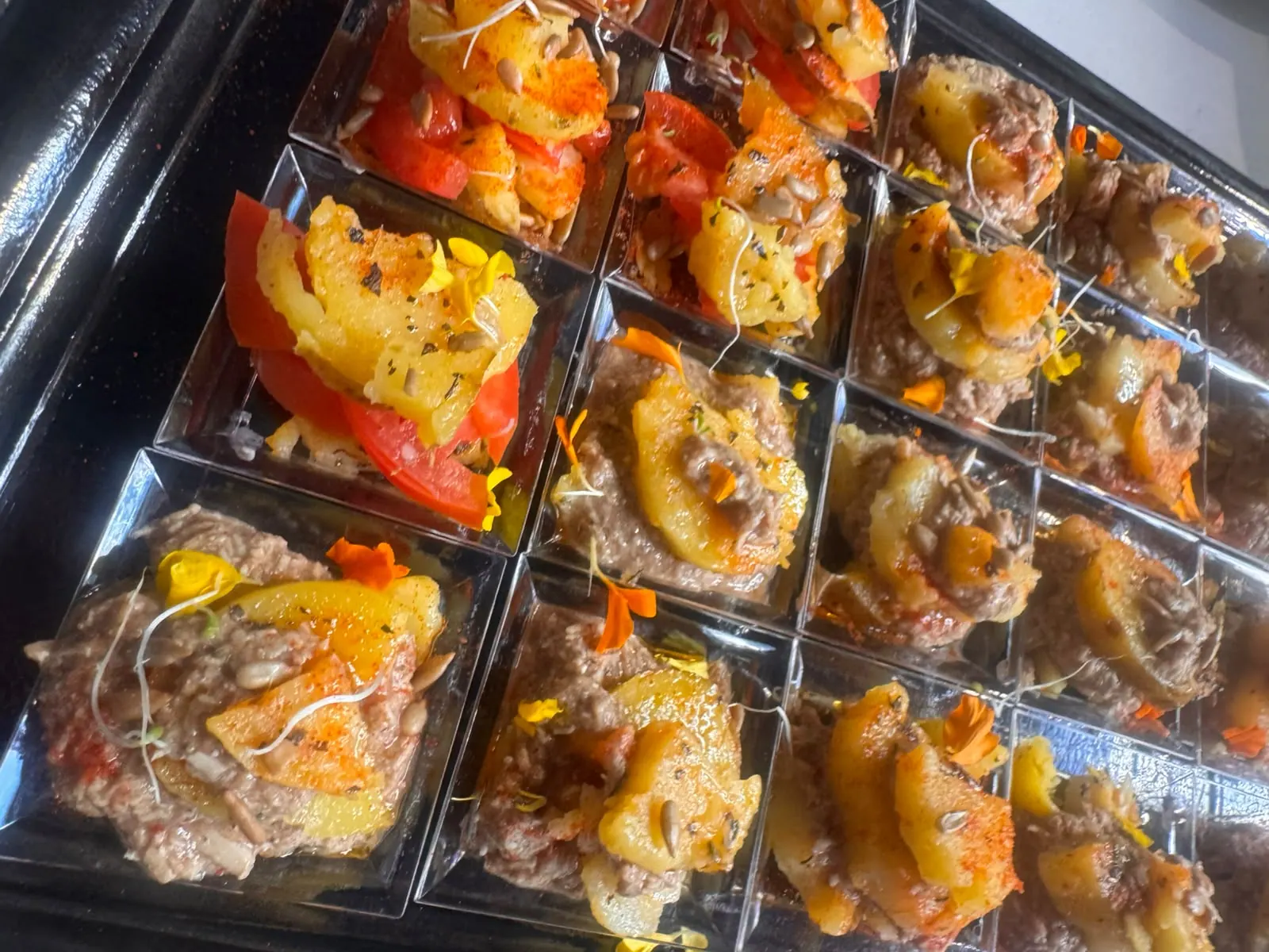 Bandeja de take away preparada en el obrador de EventArt