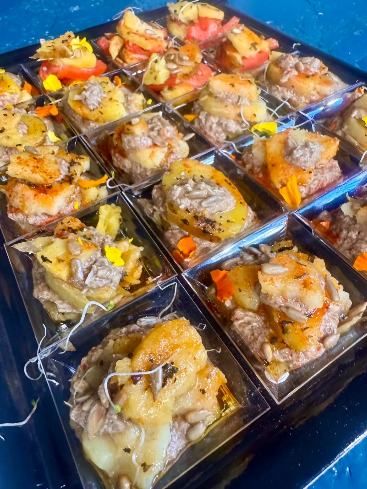 Bandeja de take away preparada en el obrador de EventArt